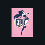 Toile Ligue de Justice | Wonder Woman & JL Icon Pop Art<br><div class="desc">Découvrez Wonder Woman peinte dans un style classique noir à contraste élevé,  son Lasso de Vérité à la main et fouettant autour d'un logo or et bleu Justice League JL bouclier logo. Des points de demi-teintes parsèment ce graphique pour lui donner une sensation de bande dessinée nostalgique.</div>
