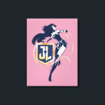 Toile Ligue de Justice | Wonder Woman & JL Icon Pop Art<br><div class="desc">Découvrez Wonder Woman peinte dans un style classique noir à contraste élevé,  son Lasso de Vérité à la main et fouettant autour d'un logo or et bleu Justice League JL bouclier logo. Des points de demi-teintes parsèment ce graphique pour lui donner une sensation de bande dessinée nostalgique.</div>