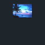 Toile L'île tropicale Un joli paysage de coucher de sole<br><div class="desc">Belle photographie de nature. Photo design et classe de coucher de soleil clair et bleu foncé, turquoise, violet, améthyste, violet et rose pastel sur une plage exotique de l'île hawaïenne avec palmiers. Une jolie scène tropicale pour les amoureux d'Hawaï, des plages des Caraïbes, de l'océan, de la mer, de la...</div>