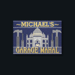 Toile Man Cave Funny Garage Mahal Tools | Nom personnali<br><div class="desc">Ce design amusant et personnalisé est parfait pour décorer votre grotte homme. Il dit, "[Votre Nom] Garage Mahal" et montre un aperçu du Taj Mahal avec des marteaux, des tournevis et une petite voiture qui semble être garée au milieu. Ajoutez facilement votre nom en haut. Les couleurs sont bleu, gris...</div>