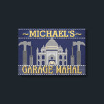 Toile Man Cave Funny Garage Mahal Tools | Nom personnali<br><div class="desc">Ce design amusant et personnalisé est parfait pour décorer votre grotte homme. Il dit, "[Votre Nom] Garage Mahal" et montre un aperçu du Taj Mahal avec des marteaux, des tournevis et une petite voiture qui semble être garée au milieu. Ajoutez facilement votre nom en haut. Les couleurs sont bleu, gris...</div>