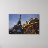 Manège près de la Tour Eiffel le soir,