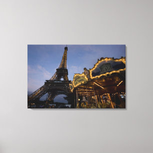 Toile Manège près de la Tour Eiffel le soir,