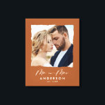 Toile Mariage photo moderne personnalisée M. et Mme.<br><div class="desc">Moderne simple bords déchirés bordeaux photo Mr et Mrswedding personnalisé établi en cadeau.</div>