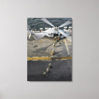 Marines se prépare à embarquer sur un MH-60S