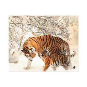 Toile Mignonne mère tigre avec un bébé en neige