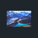 Toile Montagnes | Montagnes de l'Himalaya, Pérou<br><div class="desc">Cette photo Getty Images extraordinaire offre une vue imprenable sur les montagnes de l'Himalaya (Cholatse et Taboche à gauche), le glacier de Ngozumpa, et les lacs de Gokyo (les lacs d'eau douce les plus élevés du monde, sacrés à la fois pour les hindous et les bouddhistes), en haut de Gokyo...</div>