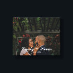 Toile Nom de famille personnalisé ou date du Mariage<br><div class="desc">Ce design imprimé personnalisé Nom de famille ou Mariage Date Canvas Imprimer qui peut être customisé avec votre texte. Cliquez sur le bouton "Customiser" et utilisez notre outil de conception pour modifier ce modèle. Découvrez le magasin Graphic Art Design pour d'autres produits qui correspondent à ce design !</div>