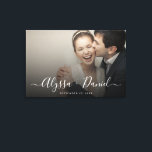 Toile Noms de script modernes personnalisés photo de mar<br><div class="desc">Célébrez votre histoire d'amour avec cette élégante toile photo de mariage personnalisée, mettant en vedette votre photo préférée, vos noms en écriture moderne et la date de votre mariage. Conçue à la fois comme une décoration de mariage élégante et un souvenir de décoration intérieure durable, cette toile tendue est un...</div>
