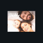 Toile Nous vous aimons Papa Photo personnalisée Première<br><div class="desc">Mettez un sourire sur son visage chaque fois qu'il voit cette impression de toile. Célébrez le père extraordinaire qu'il est sur sa première fête des pères avec cette impression spéciale personnalisable. Avec les mots "We love you Daddy" dans un style typographique moderne san serif et manuscrit. Il chérira ce cadeau...</div>