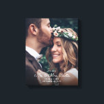 Toile Nouveau M. & Mme Newlyweds Photo Chic Mariage Keep<br><div class="desc">Ajoutez une touche élégante aux décorations de la maison des jeunes mariés avec un mariage photo personnalisé "Mr & Mrs" tout simplement élégant imprimé en toile de saké. L'image et le libellé de ce modèle sont simples à customiser. Le design de superposition en lettres blanches comprend une image de votre...</div>