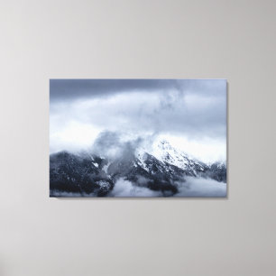 Toile Nuages couvrant la montagne Storžič, Slovénie