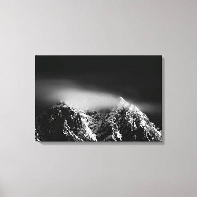 Toile Nuages noirs et blancs longs au-dessus de la monta (Recto)