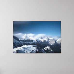 Toile Nuages survolant des montagnes enneigées