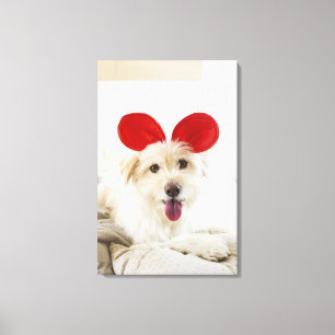 Toile Oreilles de port de jouet de chien sur le lit