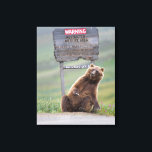 Toile Ours Grizzly Joue Avec Un Panneau<br><div class="desc">Ours grizzly gratte un panneau routier à Sable Pass,  Parc national Denali,  Alaska</div>