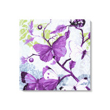 Papillons violets sur une branche