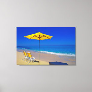 Toile Parapluie de plage jaune et chaises sur plage imma