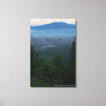 Paysage de montagne brumeux brouillard matin lever