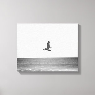 Toile Pélican Brown noir et blanc survolant l'océan