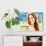 Toile Photo de remise des diplômes de la promotion 2023<br><div class="desc">Affichez une photo personnalisée de votre diplômé du lycée ou de l'université avec style avec cette impression d'art mural sur toile. Un design simple et minimaliste présente une photo du diplômé, accentuée d'un texte superposé moderne et élégant avec le nom et l'année de promotion du diplômé. La couleur et les...</div>