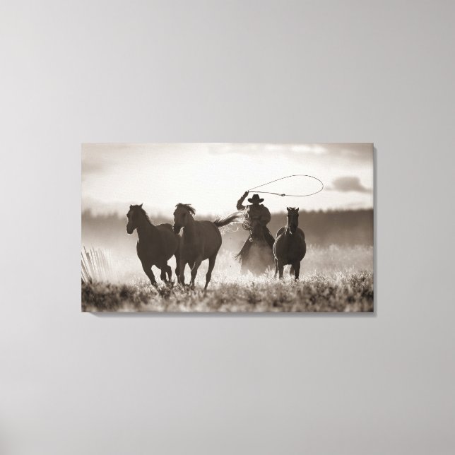 Toile Photo en noir et blanc d'un Cowboy Lassos Horses (Recto)