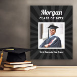 Toile Photo personnalisé de diplômé de la promotion 2026<br><div class="desc">Une toile de fin d'études audacieuse avec un fond de soleil noir spectaculaire, le nom du diplômé en écriture rétro, l'année de la promotion, un portrait encadré de fin d'études, et le nom de l'école dans une typographie coordonnée. Chaque champ de texte est entièrement modifiable. Un souvenir de luxe qui...</div>