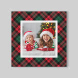 Toile Photo personnalisée de Noël rouge et vert<br><div class="desc">Cette toile murale festive de Noël plaid présente un espace photo familial personnalisé carré encadré par un arrière - plan motif écossais écossais en plaid,  rouge,  vert chasseur et noir. Conseil photo : recadrez votre photo sur une forme carré avant de la télécharger.</div>