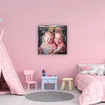 Toile Photo personnalisée en font des soeurs jumelles un<br><div class="desc">Ajoutez votre photo préférée pour customiser et personnaliser cette élégante impression de toile. Créé pour les filles jumelles,  mais vous pouvez télécharger n'importe quelle photo et customiser le texte en conséquence. Idéal pour ajouter une touche personnelle à toute chambre pour enfants. Photo de Tim Bish de Unsplash,  merci !</div>