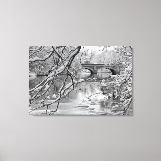 Toile Pont Arch au-dessus de la rivière Froid en hiver