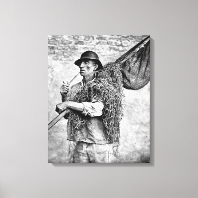 Toile Portrait d'un pêcheur portant ses filets (photo b/ (Recto)