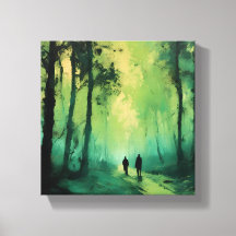 Promenade au crépuscule sur la forêt verte