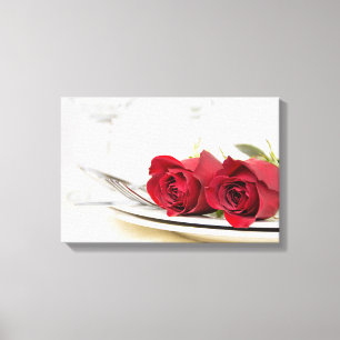 Toile roses rouges romantiques sur une assiette à dîner