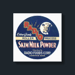 Toile Roulage de qualité Radio extra Procédés Lait écail<br><div class="desc">Publicité vintage pour Radio extra grade rouleau de transformation lait écrémé en poudre. Image d'un étiquette de lait en poudre représentant la tête d'une vache portant un harnais dans un cadre circulaire. Des boulons d'électricité sont représentés autour du mot radio dans le texte.</div>