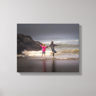 Toile Soeurs sur une matinée de Foggy à la plage