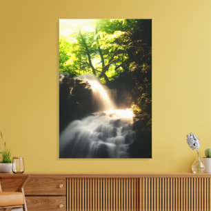 Toile Soleil brillant sur une cascade magique