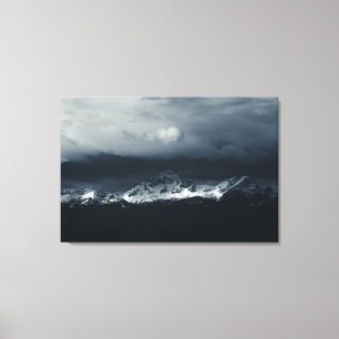 Toile Sombre et lumière du soleil à la montagne Triglav