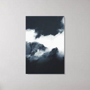 Toile Sombres et montagnes enveloppées de nuages