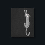 Toile Tabby Gris Chat Accroché | Chat rayé gris drôle<br><div class="desc">Cat sauvage et fou S'accroche avec des lois. Ajoutez un peu de plaisir à votre espace de vie avec cet art amusant amoureux de chat tabby. Fait un grand cadeau pour les gens de chat. Un design original ©Jenn Inashvili.</div>