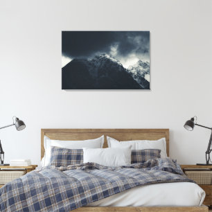 Toile Ténèbres et nuages orageux sur les montagnes