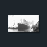 Toile Titanic aux quais de Southampton<br><div class="desc">Photo vintage et rare du Titanic aux quais de Southampton. De grandes affiches titanesques,  des gravures en toile titanesque et d'autres cadeaux titanesques uniques pour les fans de ce célèbre bateau.</div>