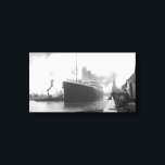 Toile Titanic aux quais de Southampton<br><div class="desc">Photo vintage et rare du Titanic aux quais de Southampton. De grandes affiches titanesques,  des gravures en toile titanesque et d'autres cadeaux titanesques uniques pour les fans de ce célèbre bateau.</div>