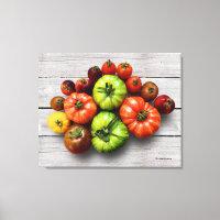 Tomates rayées colorées sur la table Patinée