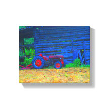 Tracteur rouge devant la grange