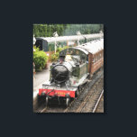 TOILE TRAINS À VAPEUR<br><div class="desc">Un train à vapeur magnifiquement restauré et des chariots d'une époque révolue arrivent à la gare. Angleterre Royaume-Uni.</div>