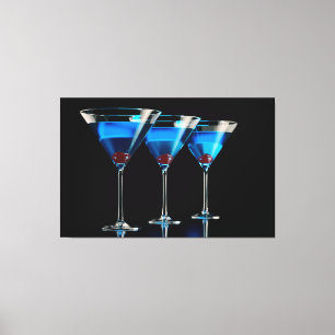 Toile Trois cocktails bleus avec cerise sur noir