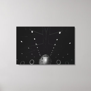 Toile Un C-17 Globemaster III est assis dans un hangar