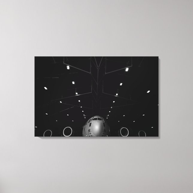 Toile Un C-17 Globemaster III est assis dans un hangar (Recto)