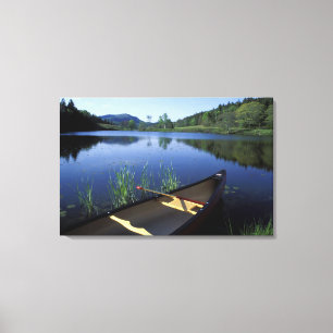 Toile Un canoë repose sur la rive de Little Long Pond