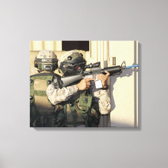 Toile Un chef d'infanterie vise son arme (Recto)